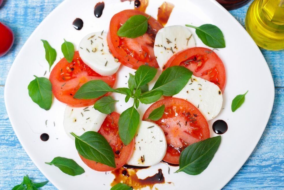 помідори з сиром та зеленню для середземноморської дієти
