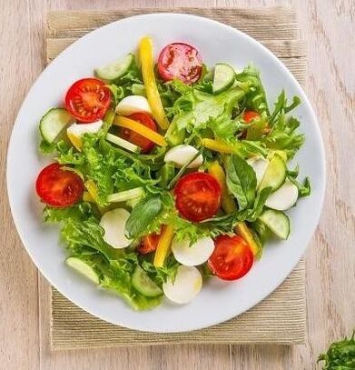 В один із варіантів гречаної дієти на місяць входить вживання овочевого салату