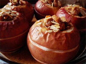 Запечені із сухофруктами яблука – десерт у меню дієти після видалення жовчного міхура