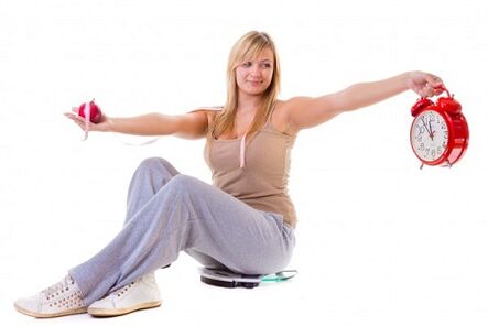 Дівчина, яка хоче схуднути, харчується здорово і за режимом